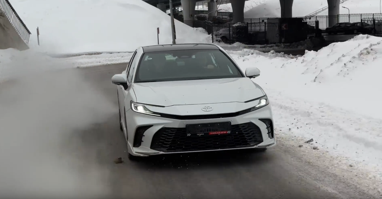 Toyota Camry 2.0 Hybrid — полный обзор и анализ