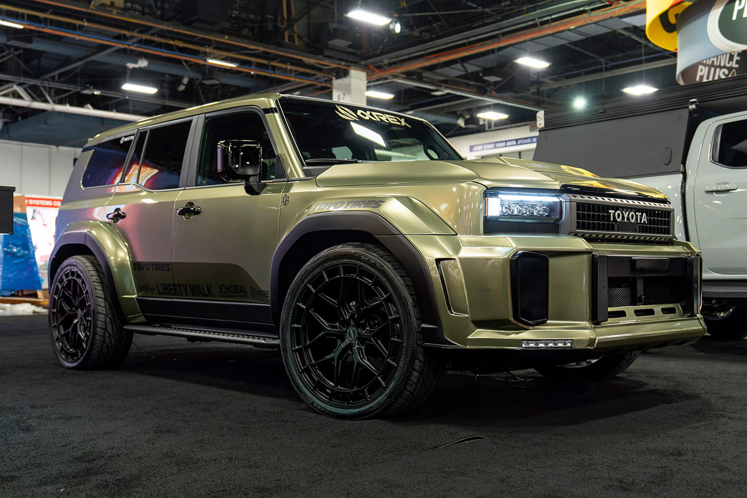 На выставке SEMA 2025 представили модифицированный внедорожник Toyota Land Cruiser 250 (Prado).