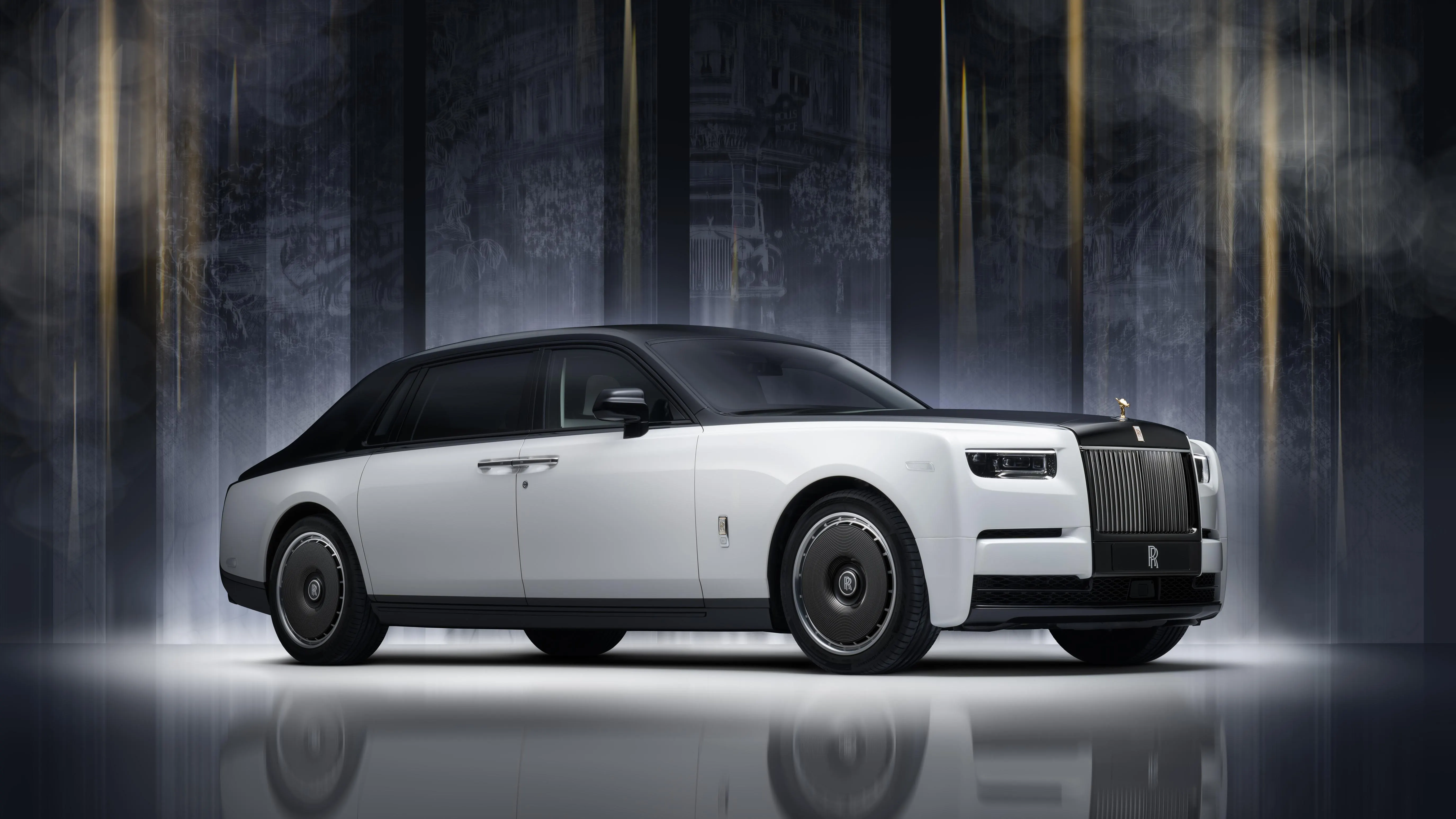 Бренд Rolls-Royce выпустил эксклюзивную версию люксового седана Phantom под названием Centenary.