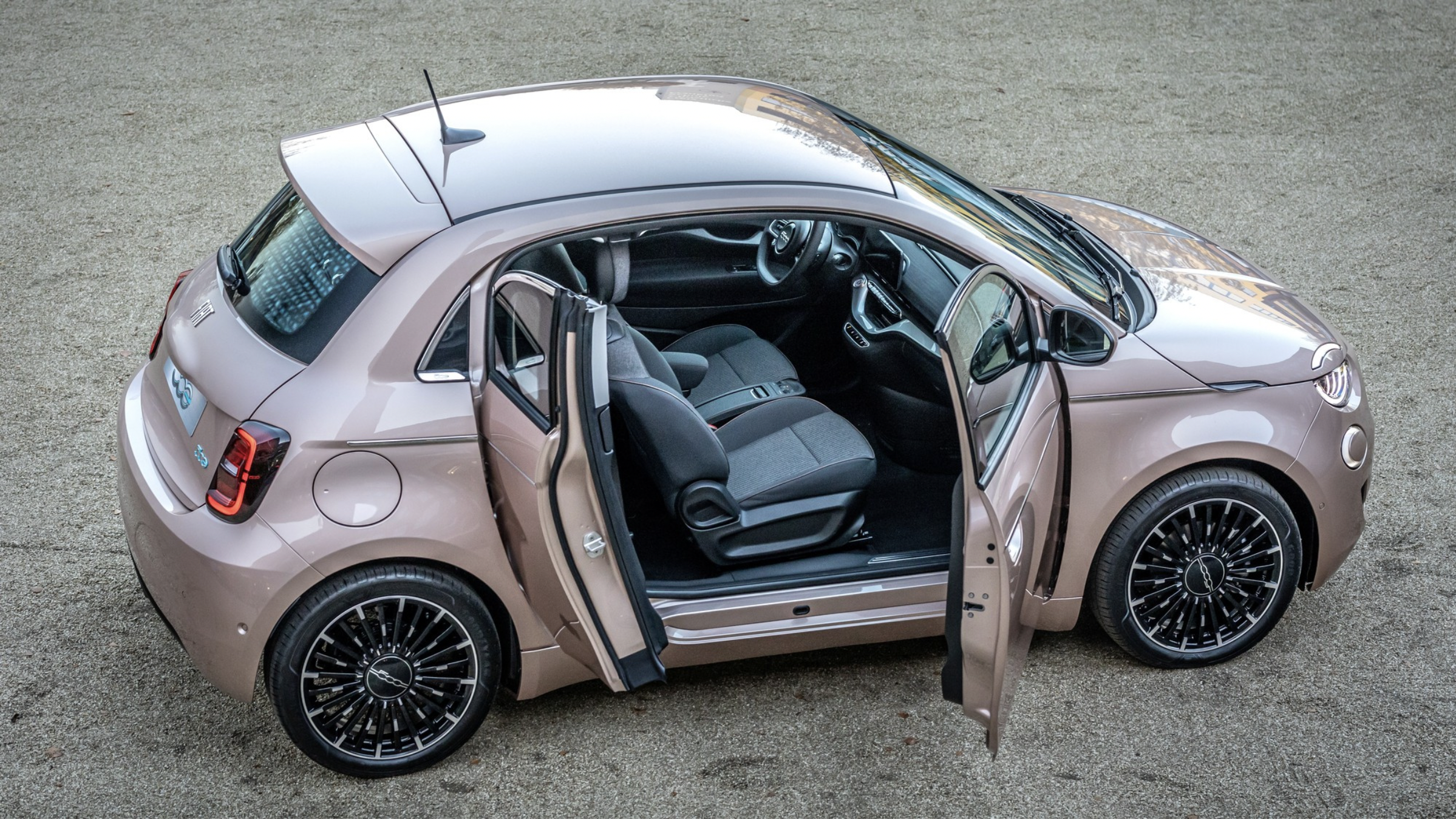 Бензиновый Fiat 500 на базе электромобиля: революция или вынужденный шаг?