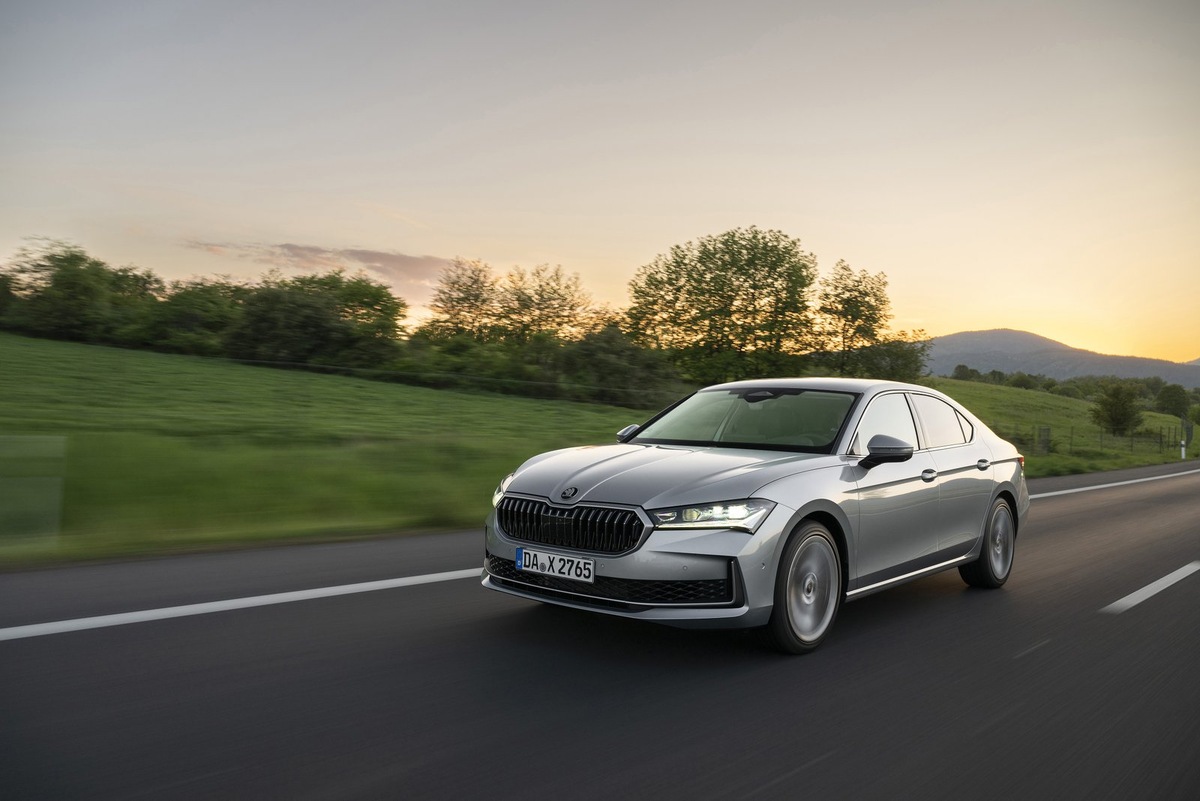 Дизельный лифтбек Skoda Superb установил новый мировой рекорд экономичности, преодолев 2831 километр на одном баке без дозаправки.